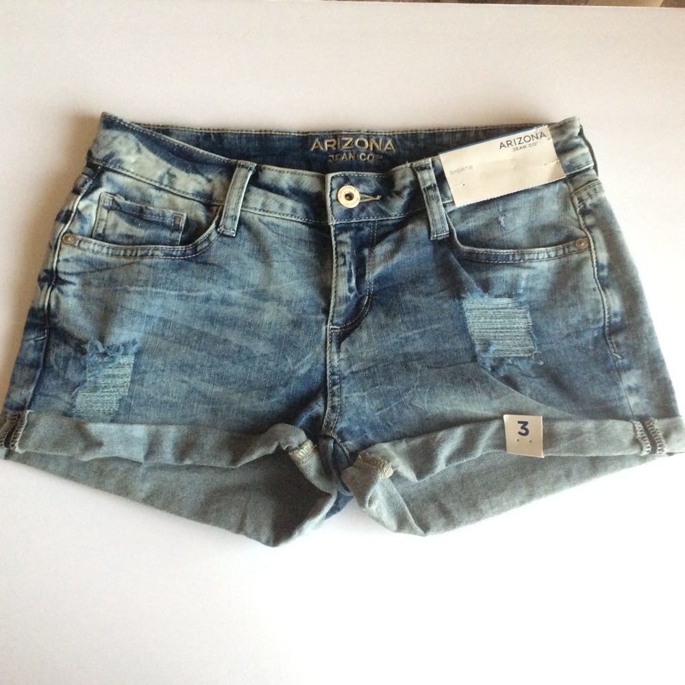 NWT Cuffed Oasis Short
